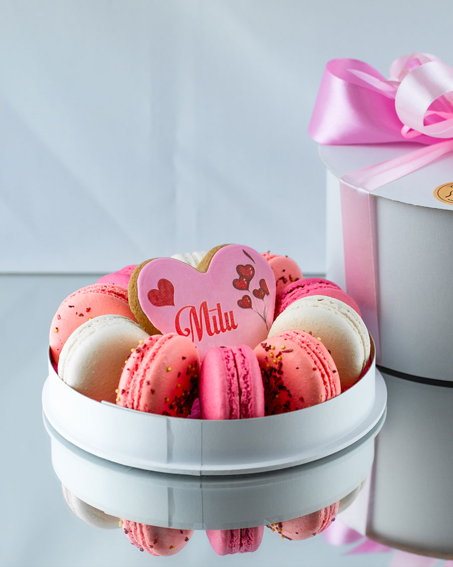 Romantisks makarūnu komplekts un sirds formas cepums