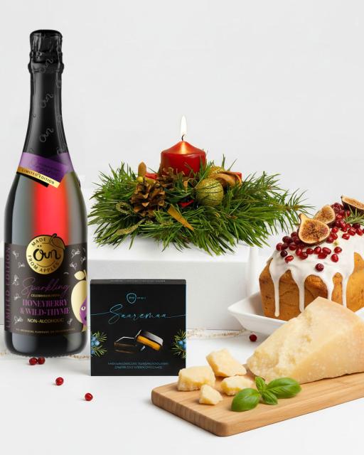 Dāvanu kaste ar nelielu Ziemassvētku vainagu