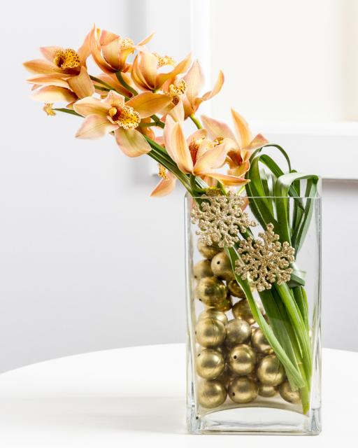 Stilīgs Ziemassvētku rotājums ar orhideju stikla vāzē