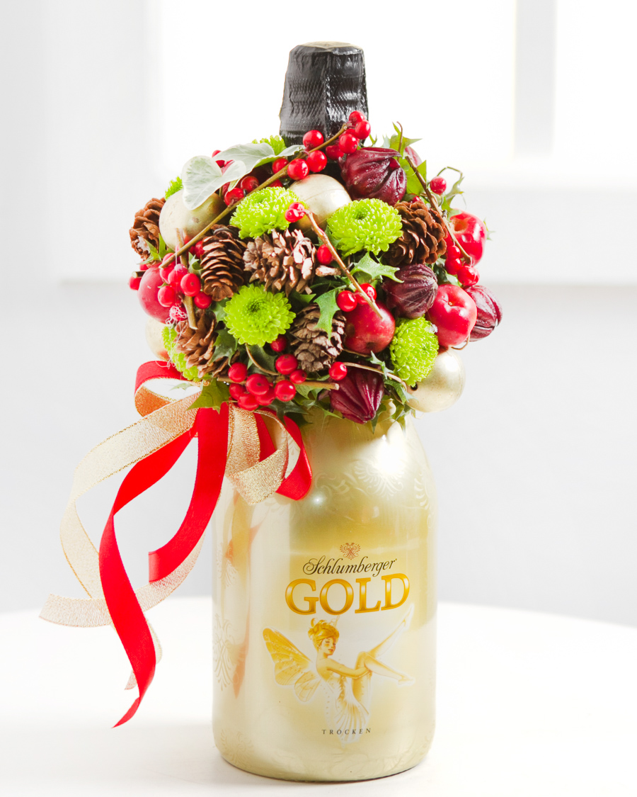 Dzirkstošais vīns ar Ziemassvētku kompozīciju